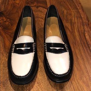 Black and White Bass Genuin Leather Weejuns